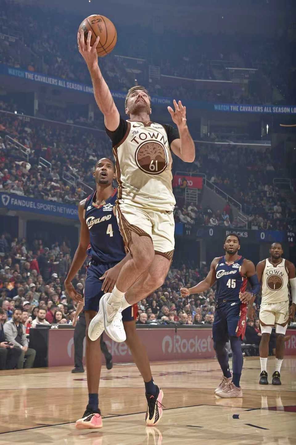 华体会官方网站-库里巴特勒缺席勇士险胜骑士 米切尔29+7三分迎14000分里程碑