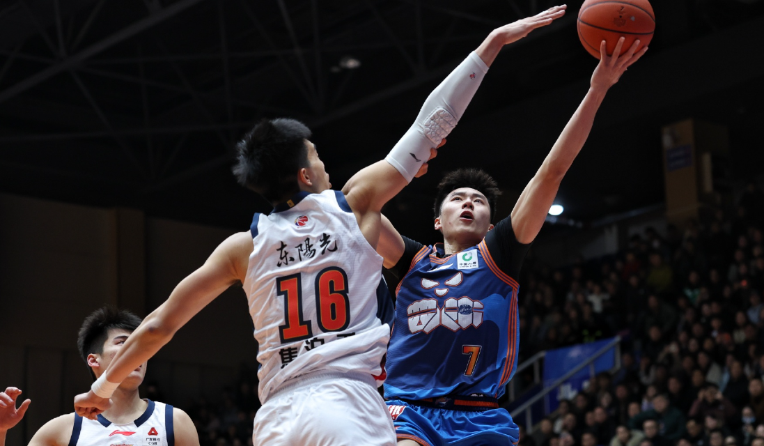 华体会官网-破案！胡明轩状态一好，徐杰却又摆烂原因找到，媒体人说出大实话