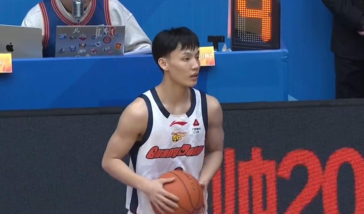 华体会官网-破案！胡明轩状态一好，徐杰却又摆烂原因找到，媒体人说出大实话