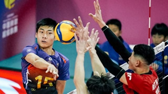 华体会入口-19岁“小孩哥”王泊涵接过金牌教头沈琼15号球衣，中国男排主攻线新星诞生|上海男排|上海女排|训练|联赛|少年_新浪体育_新浪新闻