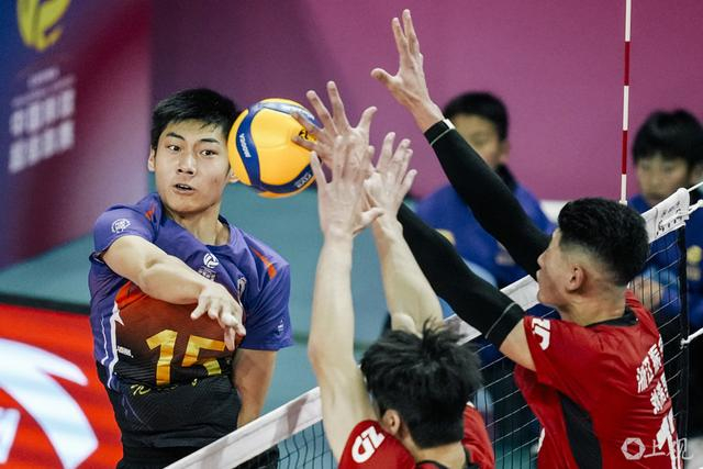 华体会入口-19岁“小孩哥”王泊涵接过金牌教头沈琼15号球衣，中国男排主攻线新星诞生|上海男排|上海女排|训练|联赛|少年_新浪体育_新浪新闻