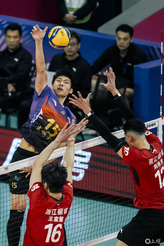 华体会入口-19岁“小孩哥”王泊涵接过金牌教头沈琼15号球衣，中国男排主攻线新星诞生|上海男排|上海女排|训练|联赛|少年_新浪体育_新浪新闻
