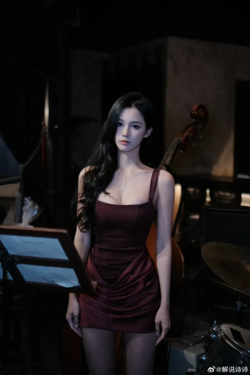 华体会入口-解说诗诗发布御姐风写真：如果全世界都指责你，姐会抱抱你