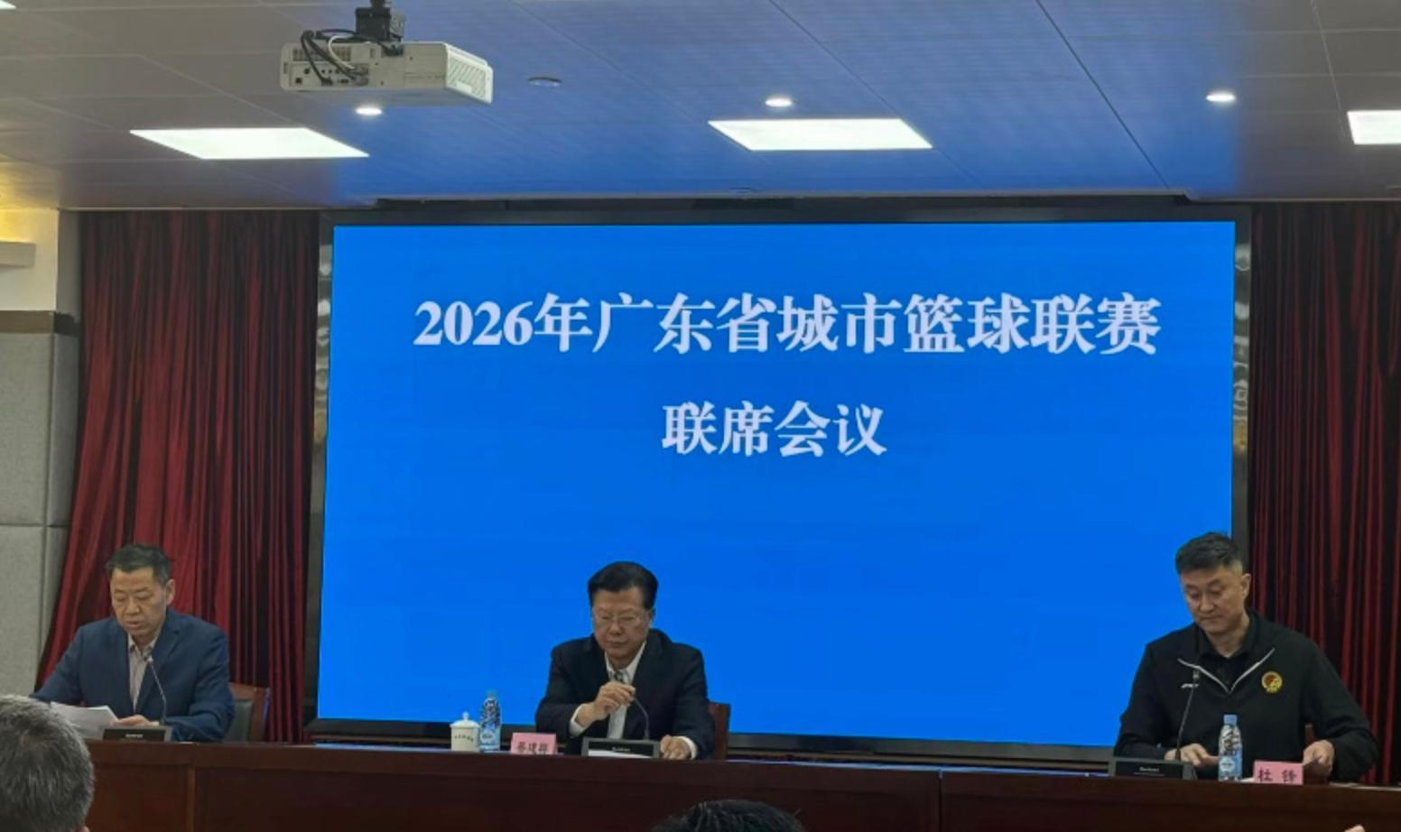 华体会官网-广东3消息：球迷偶遇胡明轩看病，徐杰恢复训练，杜锋出席会议