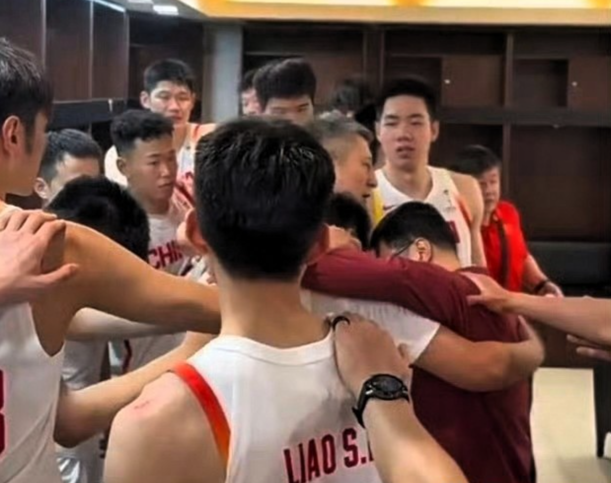 华体会入口-压力山大！男篮2连胜，更衣室有1人在哭泣，郭士强前来安慰